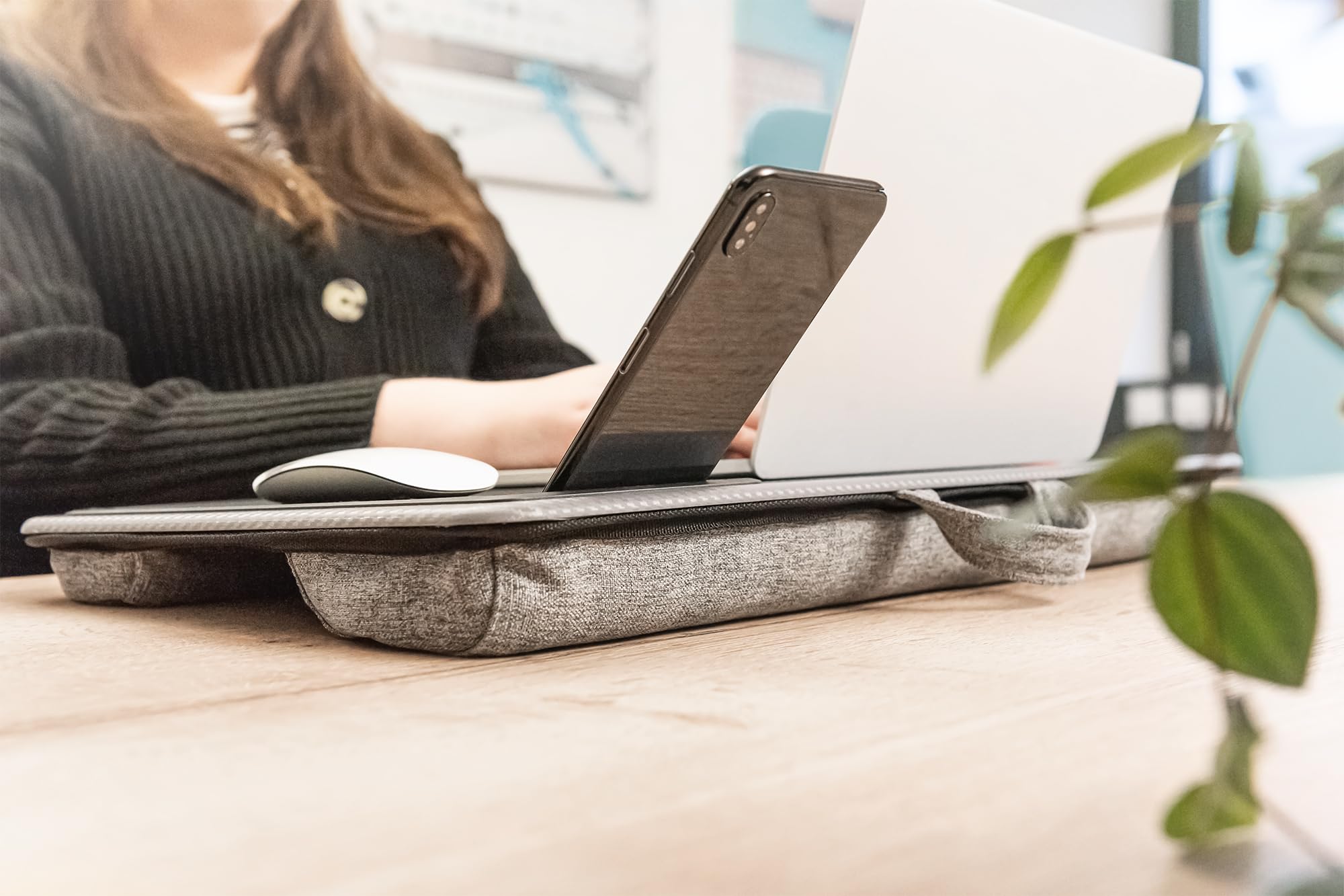 digitus-unique-notebook-kissen-mit-smartphone-halterung-f-r-17-zoll-laptops-grau image 8