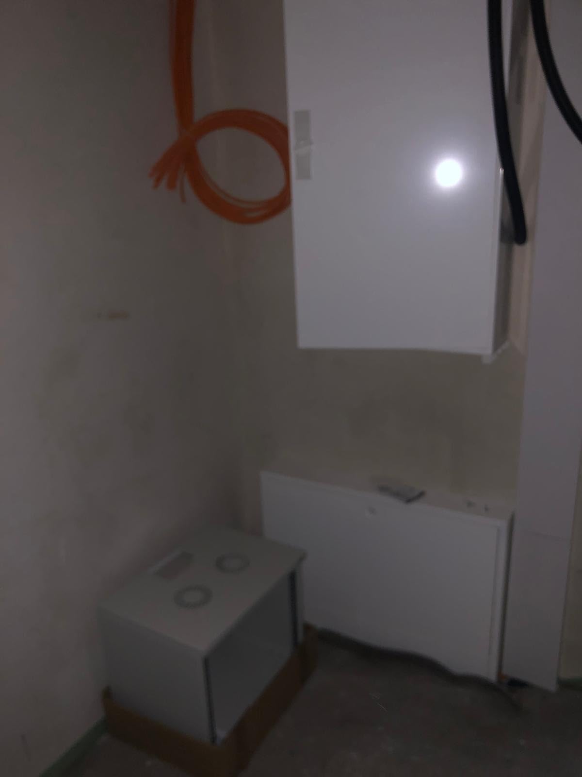Guter 12HE Schrank