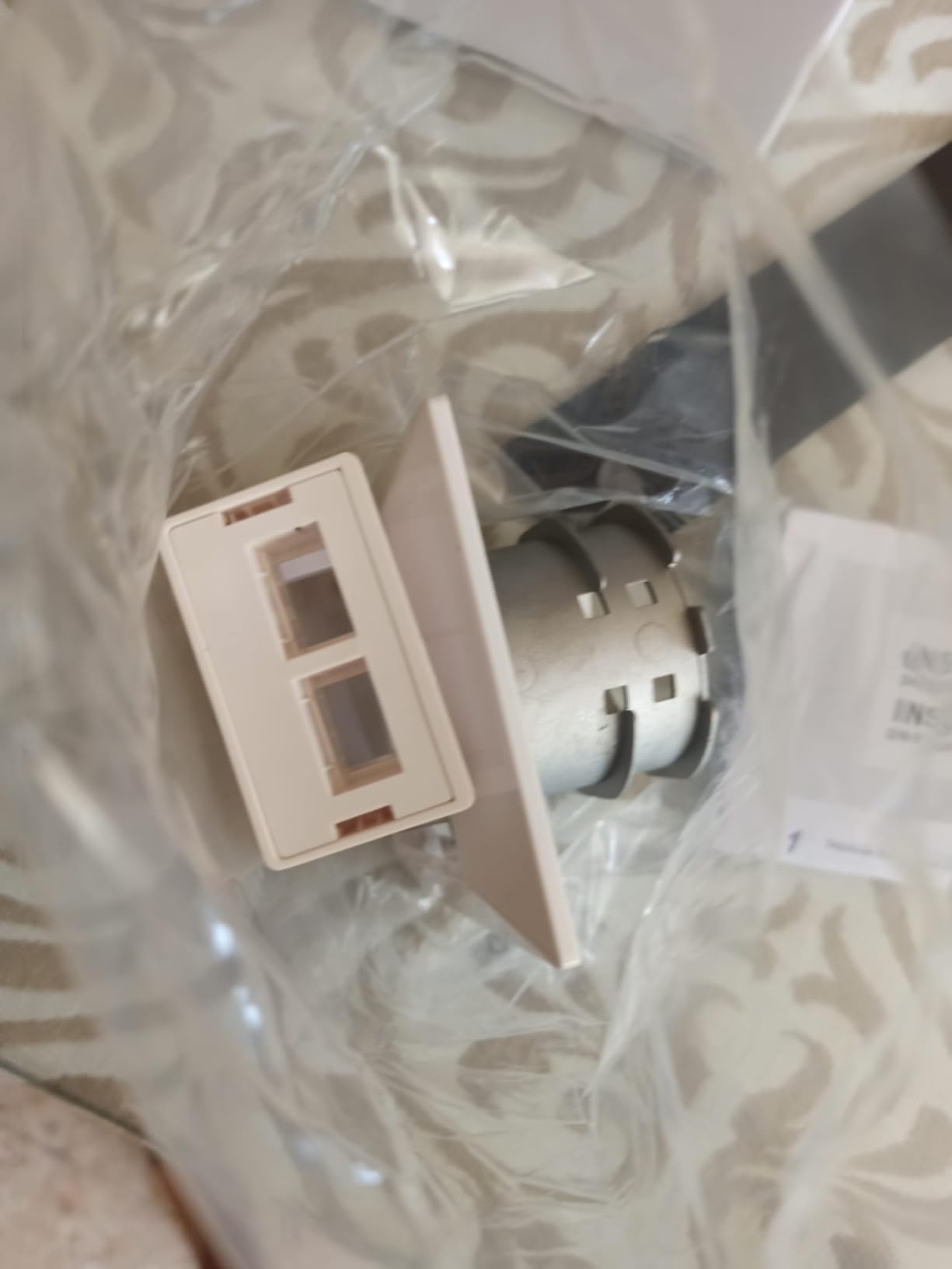 Sauber und unauffällig an der Wand