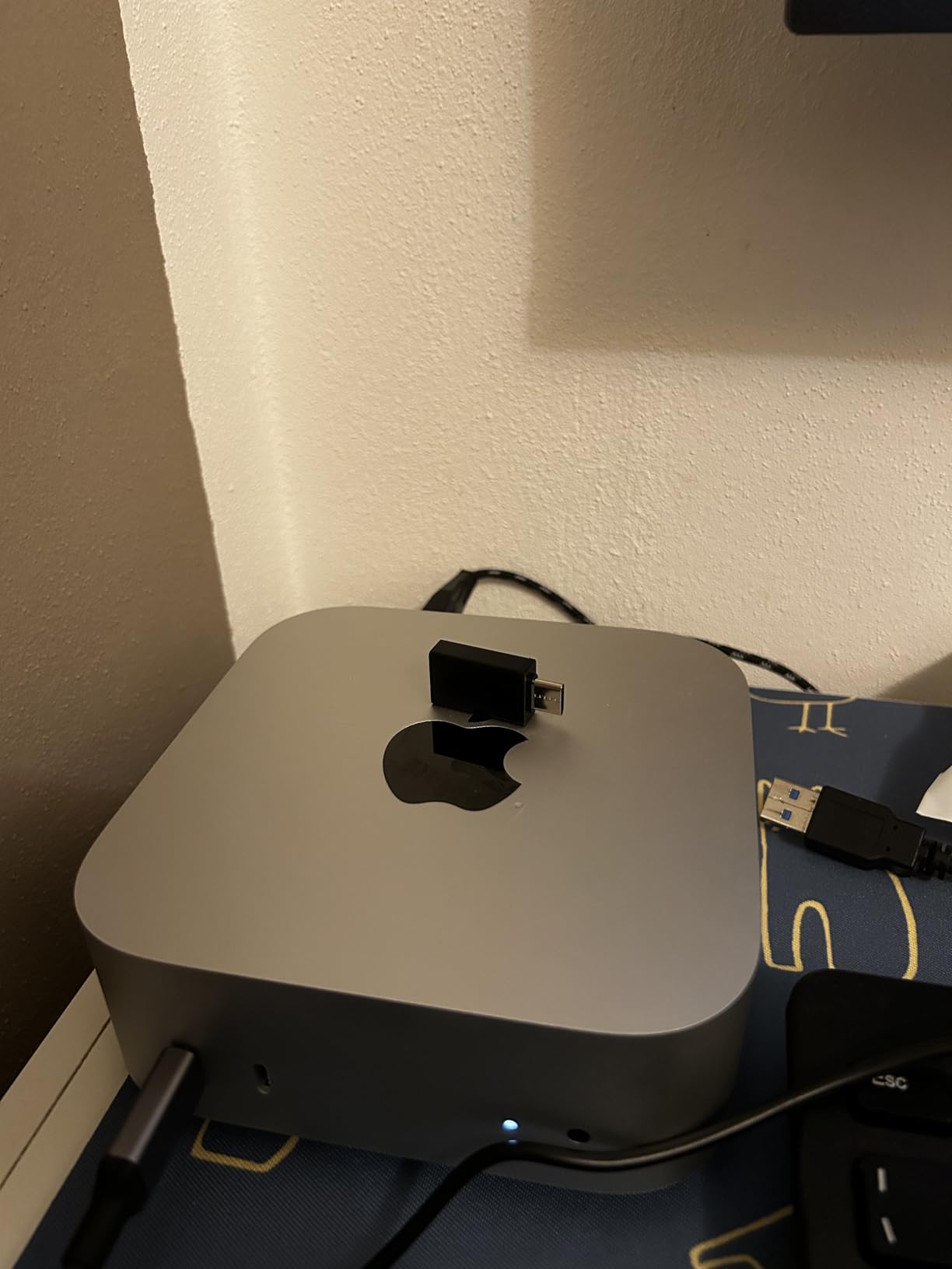 Praktisch für Handy und Laptop